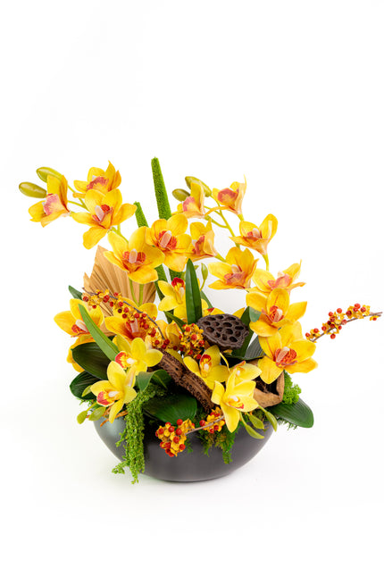 Aranjament Floral „Solar Orchid” în Vas Ceramic Negru – Decor de Lux cu Orhidee Galbene, Ilex și Accente Botanice Exotice