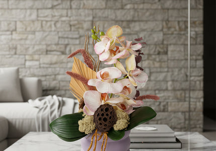 Aranjament Floral „Pink Velvet Orchid” în Vas Lila – Compoziție Premium cu Orhidee Pastel, Palmier și Accente de Bumbac