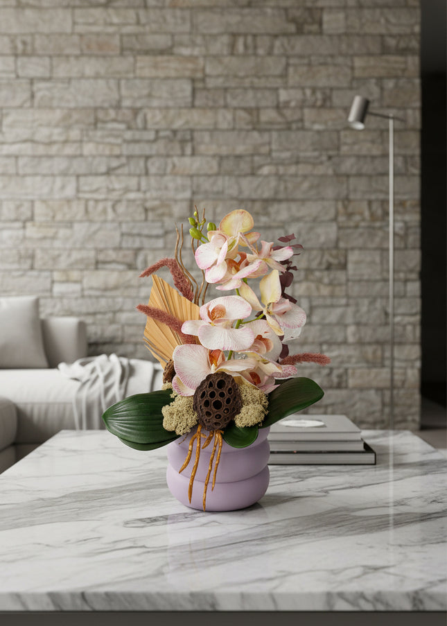 Aranjament Floral „Pink Velvet Orchid” în Vas Lila – Compoziție Premium cu Orhidee Pastel, Palmier și Accente de Bumbac