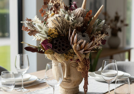 Aranjament Floral „Ancient Muse” în Bust Ceramic – Compoziție Luxury cu Protea King, Banksia și Texturi Botanice Antichizate