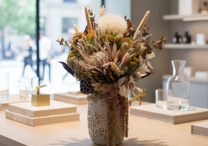 Aranjament Floral „Autumn Majesty” în Vază Ceramică Texturată – Compoziție Premium cu Protea King, Banksia și Accente Aurii