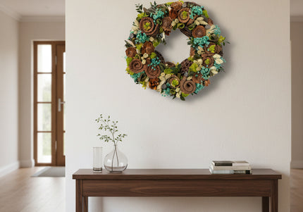 Coroniță Botanică „Emerald Forest Spiral” – Aranjament Handmade cu Flori de Lemn, Mușchi Stabilizat și Accente de Turcoaz