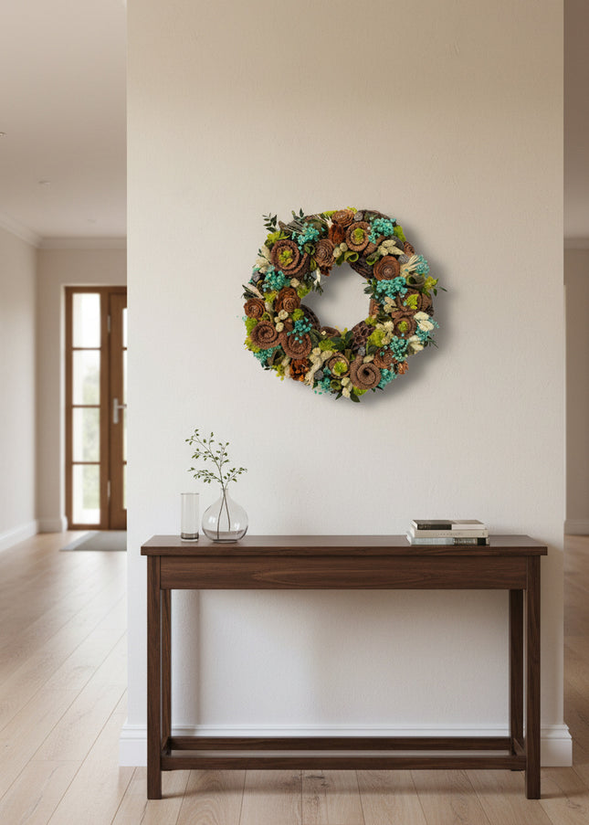 Coroniță Botanică „Emerald Forest Spiral” – Aranjament Handmade cu Flori de Lemn, Mușchi Stabilizat și Accente de Turcoaz