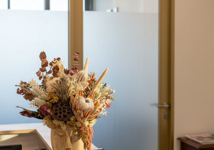 Aranjament Floral „Ancient Muse” în Bust Ceramic – Compoziție Luxury cu Protea King, Banksia și Texturi Botanice Antichizate
