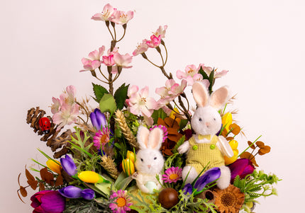 Aranjament floral de Paște „Spring Bunnies” – cu iepurași decorativi