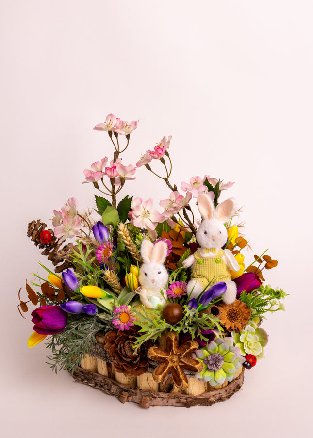 Aranjament floral de Paște „Spring Bunnies” – cu iepurași decorativi