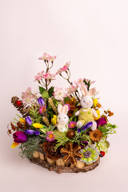 Aranjament floral de Paște „Spring Bunnies” – cu iepurași decorativi