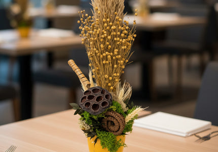 Aranjament Floral „Harvest Whisper” în Vas Galben – Compoziție Verticală cu Plante Uscate de Câmp, Lotus și Licheni