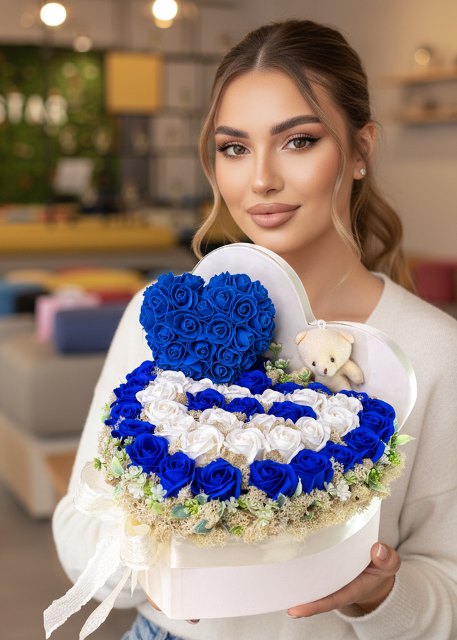 Aranjament Inimă Lux Trandafiri Săpun Albastru-Alb & Ursulet