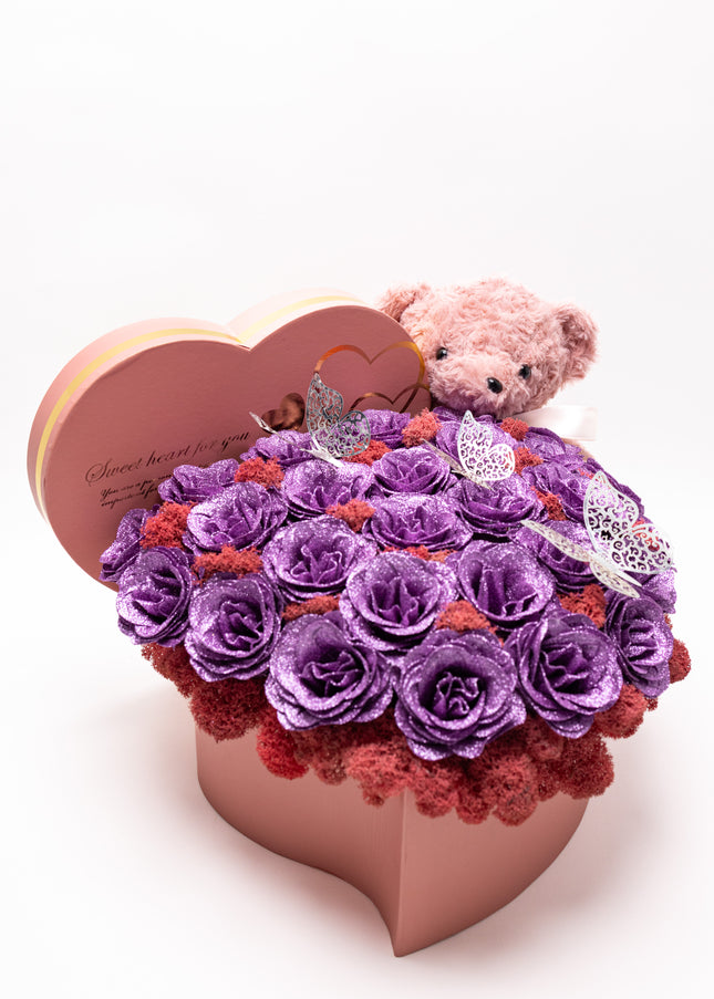 Aranjament Inimă Roz cu 47 Trandafiri Imperiali Mov (Glitter), Ursulet & Fluturi