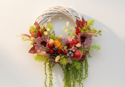 Coroniță Handmade „Autumn Harmony” – Aranjament Floral pe Bază de Răchită Albă cu Flori Roz-Bordo și Elemente de Recoltă