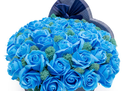 Aranjament "Blue Sapphire" în Cutie Inimă bleumarin