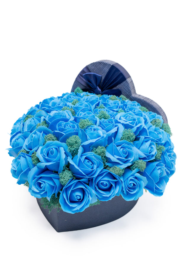 Aranjament "Blue Sapphire" în Cutie Inimă bleumarin