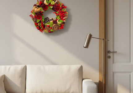 Coroniță Biophilică „Ruby Moss Garland” – Aranjament Handmade cu Licheni, Mușchi Stabilizat și Flori Roșu Intens