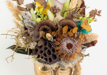 Aranjament Floral „Earthly Muse” în Vas Sculptural Auriu – Creație Handmade cu Banksia, Lotus și Texturi Organice Neutre