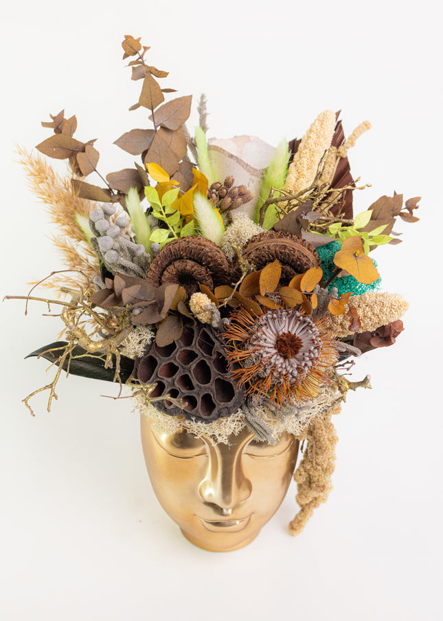 Aranjament Floral „Earthly Muse” în Vas Sculptural Auriu – Creație Handmade cu Banksia, Lotus și Texturi Organice Neutre