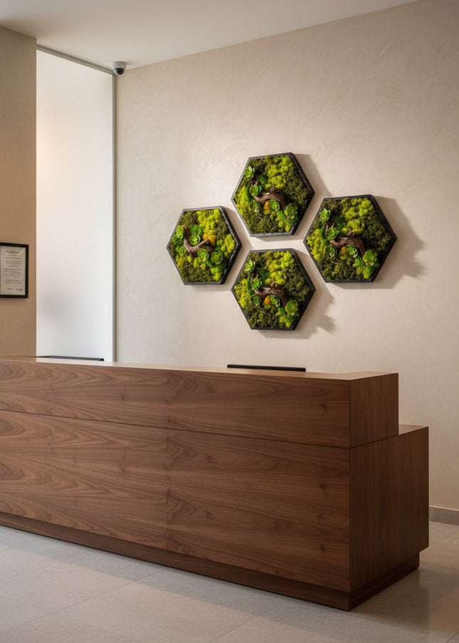 Decor Mural Modular „Emerald Hive” – Un Panou Hexagonal Handmade cu Mușchi, Licheni și Relief Botanic