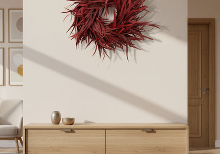 Coroniță Decorativă Handmade „Crimson Breeze” – Aranjament Circular din Eucalipt Roșu Burgund