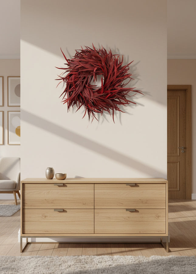 Coroniță Decorativă Handmade „Crimson Breeze” – Aranjament Circular din Eucalipt Roșu Burgund