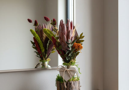 Mini-Aranjament Floral „Protea Soul” în Suport de Scoarță – Decor cu Floare Protea, Licheni și Accente Verzi