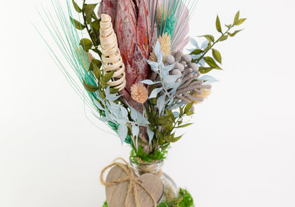Aranjament Floral „Soft Serenity” pe Bază de Lemn – Creație Handmade cu Protea Roz, Palmier Pastel și Accente Turcoaz