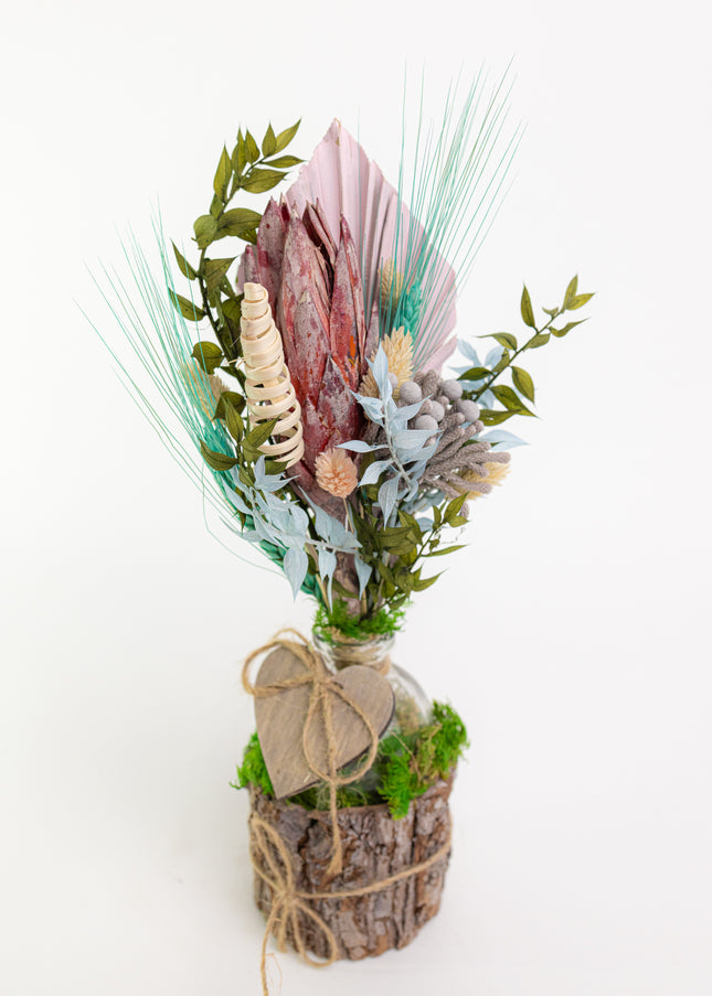 Aranjament Floral „Soft Serenity” pe Bază de Lemn – Creație Handmade cu Protea Roz, Palmier Pastel și Accente Turcoaz
