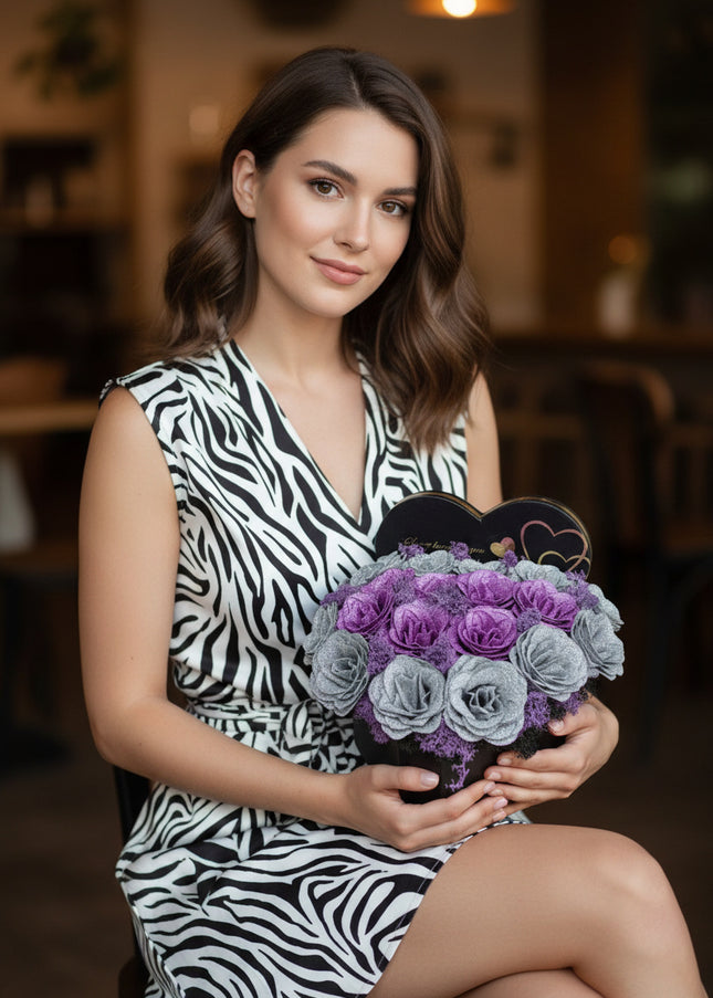 Aranjament "Violet Glamour" în Cutie Inimă Neagră