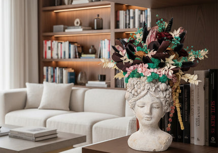 Aranjament floral „Velvet Muse” în bust sculptural – protea, hortensie și accente botanice