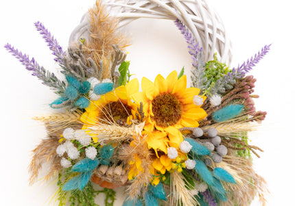 Coroniță Handmade „Sun-Kissed Garden” – Aranjament Floral cu Floarea-Soarelui și Lagurus Turcoaz pe Răchită Albă