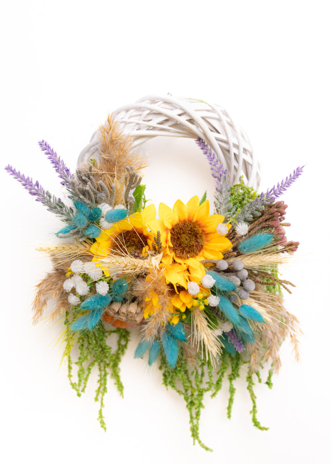 Coroniță Handmade „Sun-Kissed Garden” – Aranjament Floral cu Floarea-Soarelui și Lagurus Turcoaz pe Răchită Albă