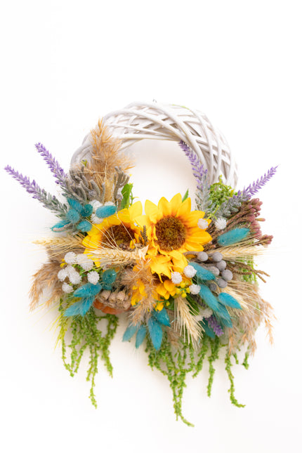 Coroniță Handmade „Sun-Kissed Garden” – Aranjament Floral cu Floarea-Soarelui și Lagurus Turcoaz pe Răchită Albă