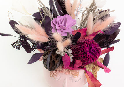 Aranjament Floral „Pink Reverie” în Vas Sculptural Roz – Decor Handmade cu Banksia Purpurie, Flori Criogenate și Accente Catifelate