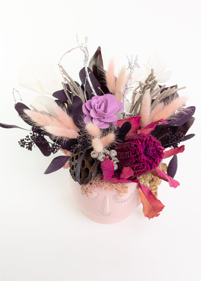 Aranjament Floral „Pink Reverie” în Vas Sculptural Roz – Decor Handmade cu Banksia Purpurie, Flori Criogenate și Accente Catifelate