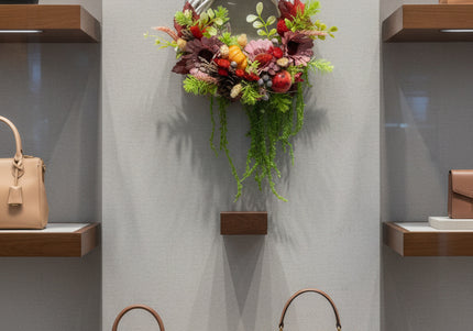 Coroniță Handmade „Autumn Harmony” – Aranjament Floral pe Bază de Răchită Albă cu Flori Roz-Bordo și Elemente de Recoltă