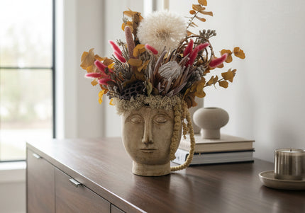 Aranjament Floral „Muse of Autumn” în Vas Sculptural – Creație Handmade cu Protea, Eucalipt Galben și Accente Roz Fucsia