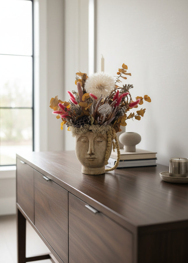 Aranjament Floral „Muse of Autumn” în Vas Sculptural – Creație Handmade cu Protea, Eucalipt Galben și Accente Roz Fucsia