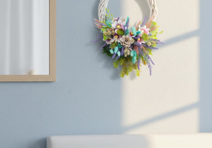 Coroniță Handmade „Spring Breeze” – Aranjament pe Bază de Răchită Albă cu Flori Pastelate