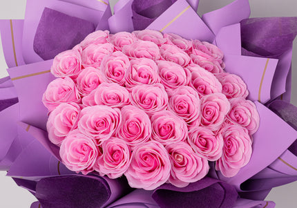 Buchet Gigant "Pink Majesty" cu 59 Trandafiri Roz Orchid