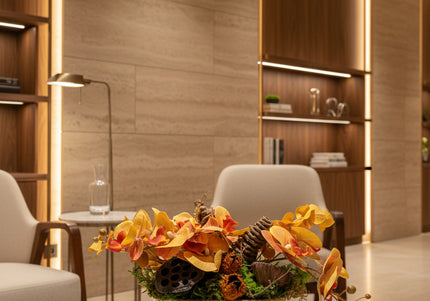 Aranjament Floral „Golden Orchid” în Vas Ceramic – Compoziție cu Orhidee Galbene, Licheni și Elemente Naturale Conservate