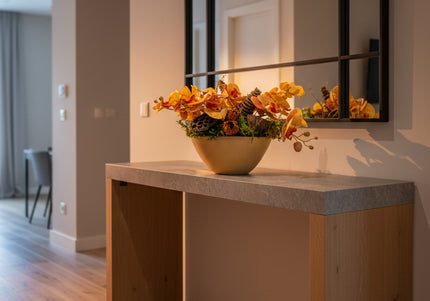 Aranjament Floral „Golden Orchid” în Vas Ceramic – Compoziție cu Orhidee Galbene, Licheni și Elemente Naturale Conservate