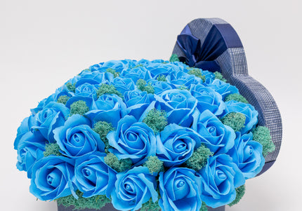 Aranjament "Blue Sapphire" în Cutie Inimă bleumarin