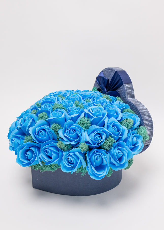 Aranjament "Blue Sapphire" în Cutie Inimă bleumarin