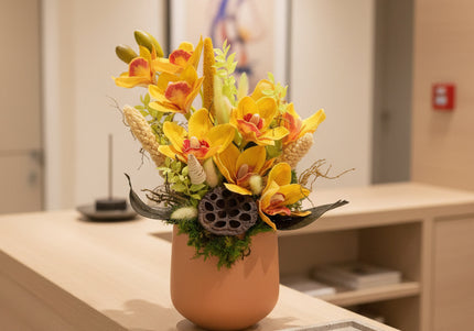 Aranjament Floral „Cymbidium Gold” în Vas Mat – Creație Handmade cu Orhidee Galbene și Accente Botanice Exotice