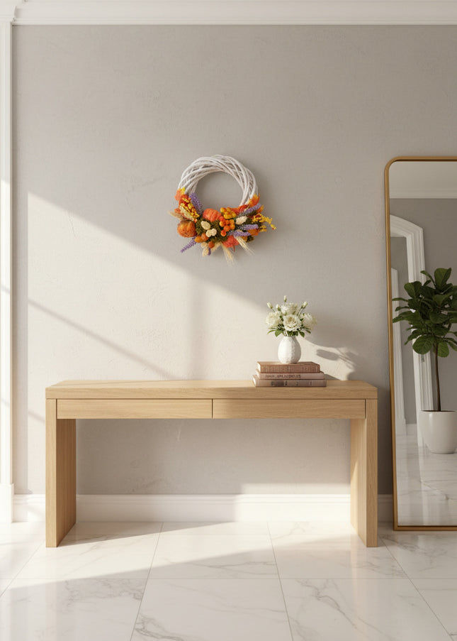 Coroniță Handmade „Golden Harvest” – Aranjament Rustic pe Răchită Albă cu Lavandă, Dovleci și Fructe de Pădure