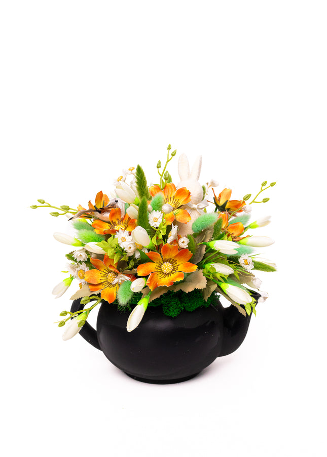 Aranjament de Paște „Spring Teapot” – decor floral în ceainic cu accente naturale