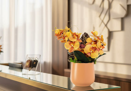 Aranjament Floral „Orchid Sunset” în Vas Ceramic – Compoziție Premium cu Orhidee Portocalii, Licheni și Accente Exotice