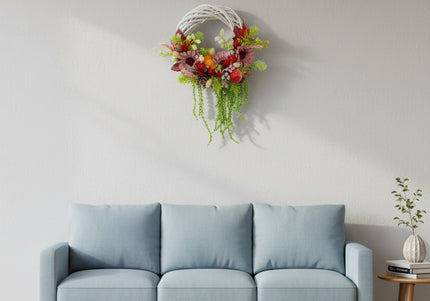Coroniță Handmade „Autumn Harmony” – Aranjament Floral pe Bază de Răchită Albă cu Flori Roz-Bordo și Elemente de Recoltă