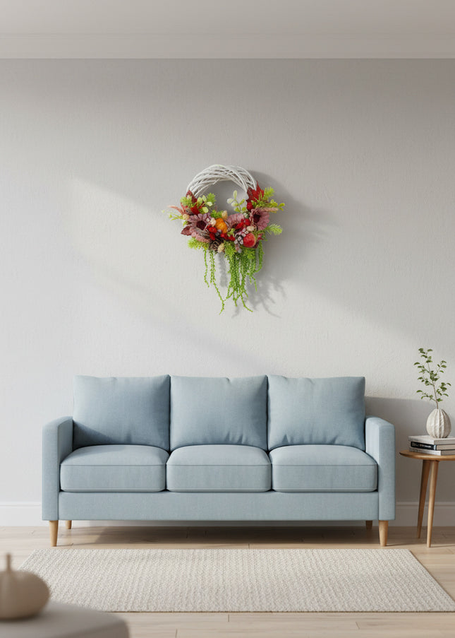 Coroniță Handmade „Autumn Harmony” – Aranjament Floral pe Bază de Răchită Albă cu Flori Roz-Bordo și Elemente de Recoltă