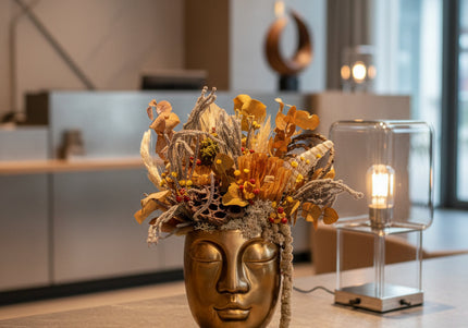 Aranjament Floral „Golden Muse” în Vas Sculptural Auriu – Decor de Lux cu Flori Uscate, Eucalipt și Accente Solare
