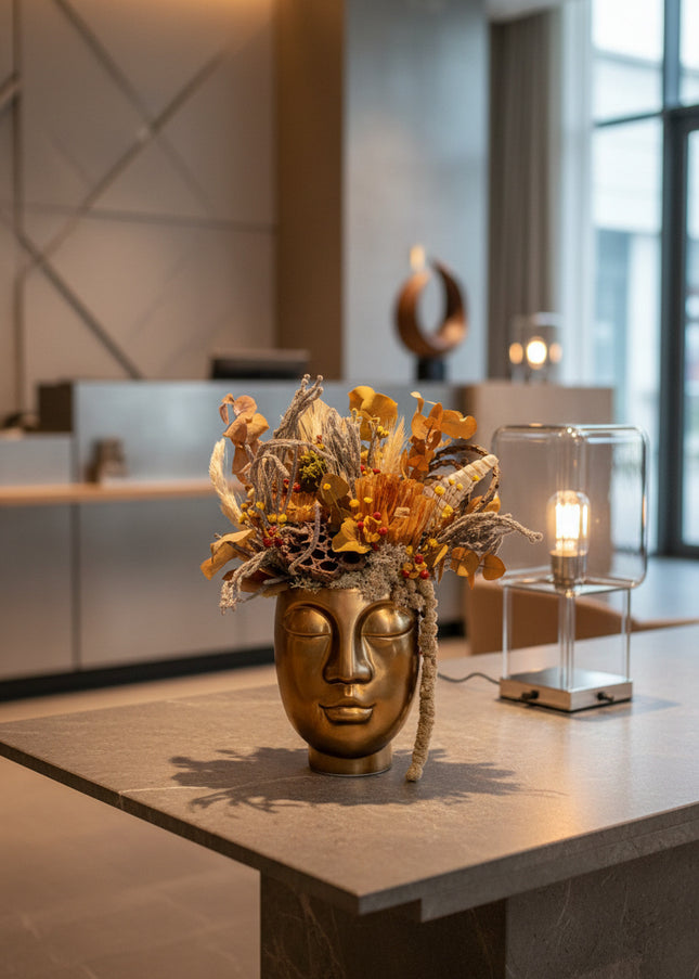 Aranjament Floral „Golden Muse” în Vas Sculptural Auriu – Decor de Lux cu Flori Uscate, Eucalipt și Accente Solare